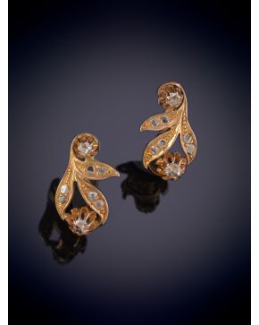 130-SENCILLOS PENDIENTES  RACIMO DE ORO AMARILLO 18K CON DETALLES DE DIAMANTES.