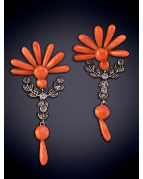 140-PENDIENTES MEDIA FLOR DE CORAL, CAIDA DE RAMAS Y DETALLE DE DIAMANTES. Montura en oro y plata.