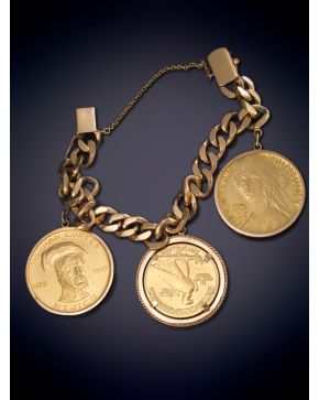 148-GRAN PULSERA DE ESLABÓN BARBADO CON TRES MONEDAS COLGANTES. MONTURA EN ORO AMARILLO DE 18K