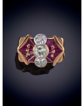 164-BELLA SORTJA CHEVALIER CON RUBIES CALIBRADOS Y TRES IMPORTANTES BRILLANTES CON UN PESO TOTAL DE 0,65CT. APROX. Montura de oro rosa de 18