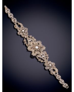 181-BELLA PULSERA ANTIGUA DE DIAMANTES, DISEÑO FLORAL, SOBRE UNA MONTURA DE ORO ROSA CON EL FRENTE DE PLATA.