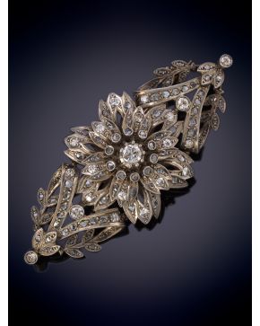 184-GRAN BROCHE ANTIGUO DE DIAMANTES, DISEÑO VEGETAL. SOBRE UNA MONTURA DE ORO ROSA CON FRENTE DE PLATA. 