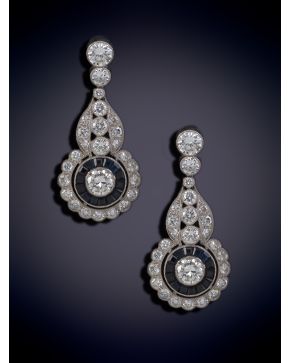 191-BELLOS PENDIENTES DE ZAFIROS CALIBRADOS Y DIAMANTES CON UNO CENTRAL DE 0,40CT. APROX. Diseño de formas geométricas sobre una montura de 