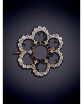 193-BROCHE ANTIGUO FLOR DE PERLAS CULTIVADAS CON ORLA DE DIAMANTES sobre una monturan de oro amarillo y frente de oro blanco.