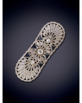 220-ANTIGUO BROCHE CALADO DE DIAMANTES TALLA ANTIGUA Y ZAFIROS. Montura en oro blanco y amarillo 18k.