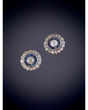 229-PENDIENTES OJO DE PERDIZ CON BRILLANTE CENTRAL TALLA ANTIGUA Y ZAFIROS CALIBRADOS. Montura en oro blanco 18k.