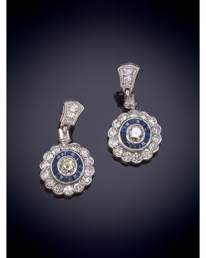 245-BELLOS PENDIENTES OJO DE PERDIZ DE DIAMANTES TALLA ANTIGUA Y ZAFIROS CALIBRADOS. Montura en oro blanco 18k.