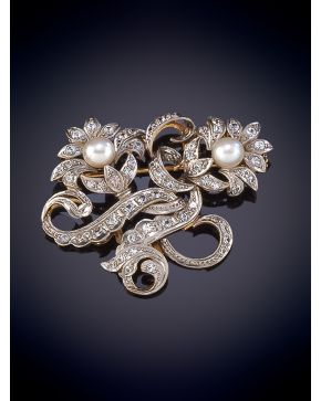 279-BROCHE ANTIGUO FLORAL CON DOS PERLAS SOBRE UNA MONTURA DE ORO AMARILLO Y FRENTE EN ORO BLANCO DE 18K. 