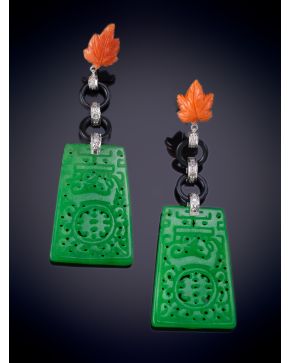 291-PENDIENTES LARGOS DE HOJAS EN CORAL, CÍCULOS DE ONIX, CHISPITAS DE DIAMANTES Y JADE. Montura en plata.