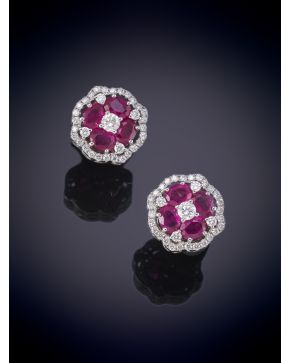 318-PENDIENTES DE RUBIES Y BRILLANTES SOBRE UNA MONTURA DE ORO BLANCO DE 18K. 