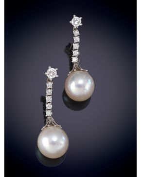 341-ELEGANTES PENDIENTES DE BRILLANTES Y PERLAS AUSTRALIANAS, TIPO PERA DE INTENSO ORIENTE. Sobre una montura de garras en oro blanco de 18k