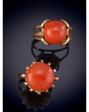 36-LOTE DE DOS SORTIJAS ANTIGUAS CON CORAL EN ORO AMARILLO DE 18K. 