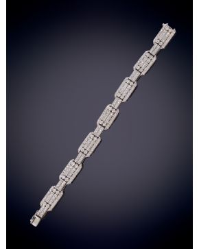 367-ELEGANTE PULSERA ESTILO ART DECÓ DECORADA CON BRILLANTES CON UN PESO TOTAL de 3,6 ct. aprox. Montura en oro blanco de 18k. 