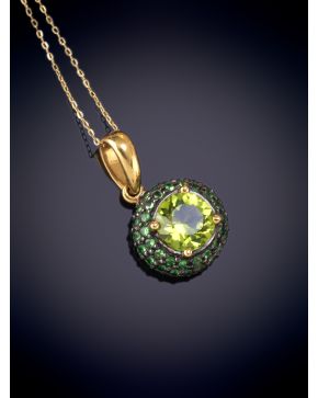 380-MODERNO COLGANTE CON UN PERIDOTO CENTRAL ORLADO POR TSAVORITAS sobre una montura de oro amarillo de 18k. 