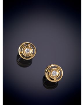 382-PENDIENTES CHATONES DE BRILLANTES SOBRE UNA MONTURA DE ORO AMARILLO DE 18K. 