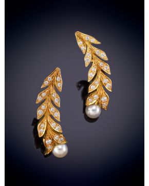 446-PENDIENTES RAMILLETE DE HOJAS CON DETALLE DE BRILLANTES Y PERLITA. Montura en oro amarillo 18k.