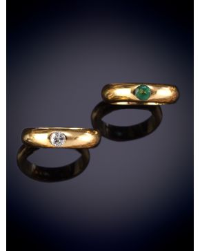 483-LOTE DE DOS ANILLOS MODERNOS EN ORO LISO DE 18K DECORADOS CON UNA ESMERALDA Y OTRO CON UN BRILLANTE.