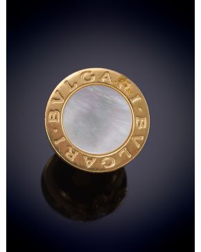 484-BULGARI"" SORTIJA CON PLACA DE NÁCAR SOBRE UNA MONTURA DE ORO AMARILLO DE 18K.""