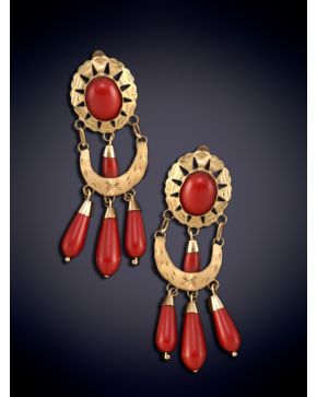 49-PENDIENTES GITANILLAS DE CORAL ROJO SOBRE UNA MONTURA DE ORO AMARILLO DE 18K. 