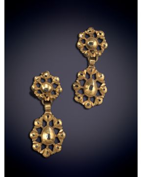 50-PENDIENTES POPULARES CON DIAMANTES SOBRE UNA MONTURA DE ORO AMARILLO DE 18K. 