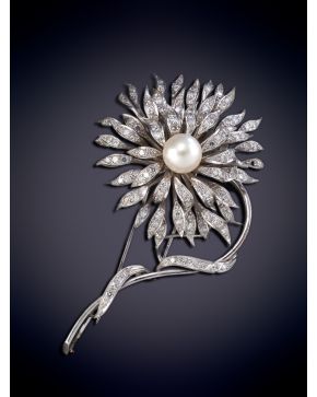 529-ELEGANTE BROCHE-FLAZ DE BRILLANTES 1.50 ct aprox CON UNA PERLA CENTRAL 9mm. Montura en platino.