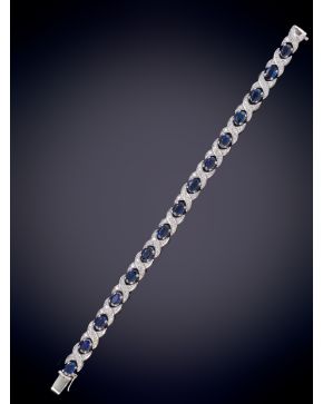 532-PULSERA DE ZAFIROS, TALLA OVAL, DECORADOS POR ASPAS DE BRILLANTES. Sobre una montura de oro blanco de 18k. 