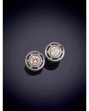 540-PENDIENTES DE BRILLANTE EN CHATÓN. Montura en oro blanco 18k. Peso total de brillantes 0.51ct.