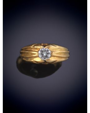 55-SOLITARIO DE CABALLERO CON BRILLANTE CENTRAL CALIDAD EXTRA 0.45 ct aprox. Montura en oro amarillo 18k.