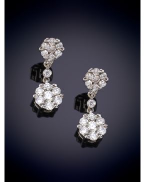 557-ELEGANTES PENDIENTES DE BRILLANTES CON CAIDA DE BRILLANTES EN ROSETÓN. Montura en oro blanco 18k.