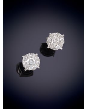 565-ELEGANTES PENDIENTES CUAJADOS DE BRILLANTES. Montura en oro blanco de 18k. 