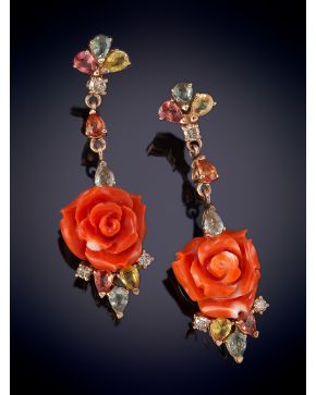 576-PENDIENTES LARGOS DE ZAFIROS DE COLORES CON CAIDA EN ROSA DE CORAL. Montura en oro rosa de 14k.