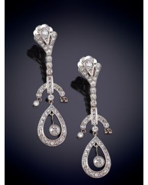 581-ANTIGUOS PENDIENTES LARGOS DE DIAMANTES TALLA ANTIGUA  . Montura en oro blanco 18k. Peso total de diamantes: 2.60 ct aprox.