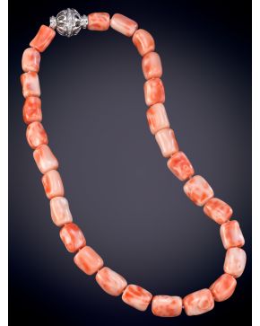 589-COLLAR DE CUENTAS DE CORAL CON DETALLES DE BRILLANTES EN CIERRE Y ORO BLANCO 18K