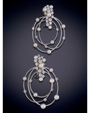 602-ELEGANTES PENDIENTES DE BRILLANTES Y PERLITAS EN RACIMO CON CÍRCULOS CALADOS DE BRILLANTES Y PERLAS. Montura en oro blanco 18k. Certific