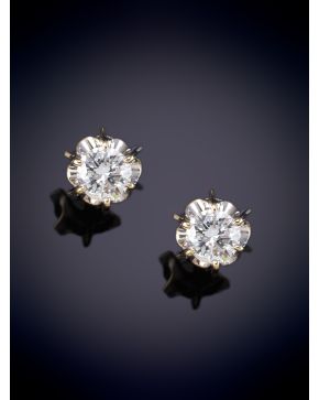 622-BELLAS DORMILONAS DE BRILLANTES 0.92 CT APROX. Montura en oro blanco 18k.