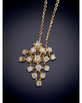 625-COLGANTE DE BRILLANTES CON UN PESO TOTAL DE 0,60CT. APROX. SOBRE UNA MONTURA DE ORO AMARILLO DE 18K. 