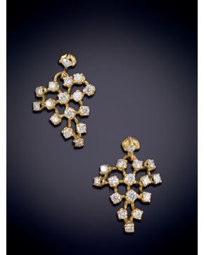 626-ORIGINALES PENDIENTES COLGANTES DE BRILLANTES CON UN PESO DE 1,15CT. APROX. SOBRE UNA MONTURA DE GARRAS EN ORO AMARILLO DE 18K. 