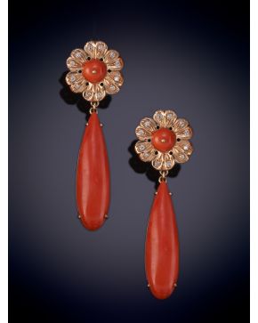 637-PENDIENTES DE CORAL ROJO DEL MEDITERRÁNEO EN FLOR CON CAIDA. Montura en oro amarillo 18k.