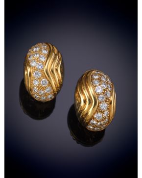 658-PENDIENTES DE CLIP CORTOS EN ORO AMARILLO 18K Y OLAS DE BRILLANTES. Montura en oro amarillo 18k.