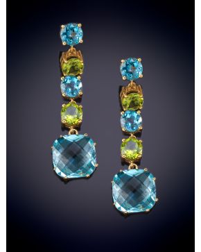 663-PENDIENTES LARGOS DE PERIDOTOS Y TOPACIOS TALLA BRILLANTE Y COJÍN. Montura en oro rosa 18k.