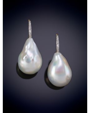 667-PENDIENTES DE PERLAS  BARROCAS DE AGUA DULCE CON INTENSO ORIENTE, COLGANTES DE LÍNEA DE BRILLANTES CALIDAD EXTRA. Montura en oro blanco 