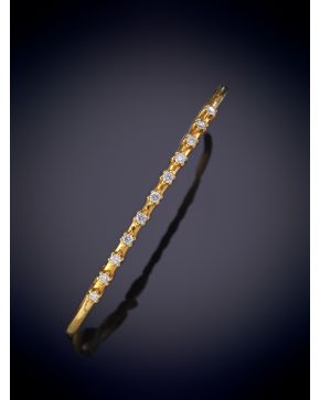 669-BRAZALETE EN ORO AMARILLO 18K CON BRILLANTES  EN LÍNEA.