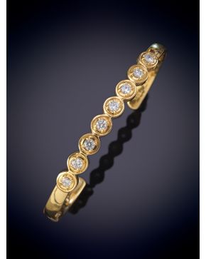 671-BRAZALETE RÍGIDO EN ORO AMARILLO 18K CON DIAMANTES EN CHATÓN.