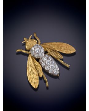 676-ORIGINAL BROCHE MOSCA DE BRILLANTES. Montura en oro amarillo y blanco 18k.