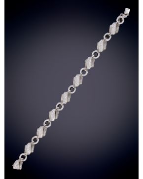 678-ELEGANTE PULSERA DE ORIGINAL DISEÑO CUAJADA DE PAVÉ DE BRILLANTES sobre una montura en oro blanco de 18K.