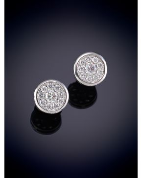 686-PENDIENTES DE BRILLANTES A MODO DE ROSETÓN DE BRILLANTES sobre una moderna montura de oro blanco de 18k. 