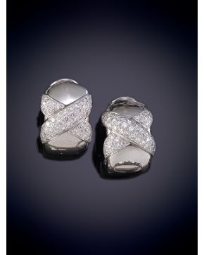 696-GRANDES PENDIENTES CRIOLLAS CON ASPA DE BRILLANTES SOBRE UNA MONTURA DE ORO BLANCO DE 18K. 