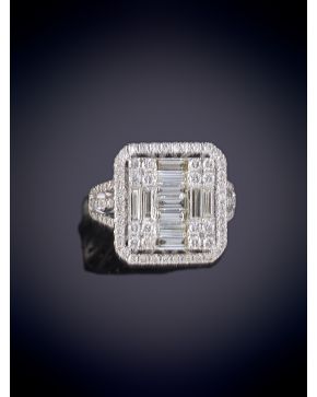 702-IMPORTANTE SORTIJA DE DIAMANTES, TALLA BRILLANTE Y BAGUETTE, DE GRAN CALIDAD CON UN PESO TOTAL DE 1,72CT. APROX. Sobre una montura de or