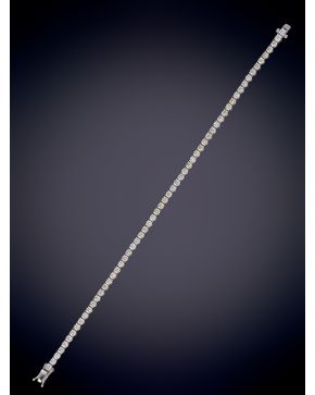 703-PULSERA RIVIERE DE BRILLANTES CON UN PESO TOTAL DE 4,28CT. APROX. SOBRE UNA CLÁSICA MONTURA DE GARRAS EN ORO BLANCO DE 18K. 