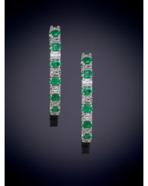 709-BELLOS PENDIENTES CRIOLLAS DE DIAMANTES, TALLA BAGUETTE Y ESMERALDAS, TALLA OVAL DE HOMOGÉNEO COLOR CON UN PESOTOTAL DE 3,87CT. APROX. S